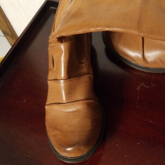 Womens tan boots.  Side zip - Picture 4 of 4
